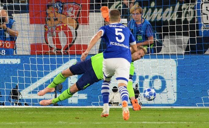 Sport Bilder des Tages Fussball, UEFA Champions League, Herren, Saison 2018 2019, Gruppe D, 1. Spieltag, VELTINS Arena Gelsenkirchen: FC Schalke 04, S04 (blau) - FC Porto (grau); Ralf Fährmann (S04) pariert den Elfmeter von Alex Telles (FCP). Aktion UEFA REGULATIONS PROHIBIT ANY USE OF PHOTOGRAPHS AS IMAGE SEQUENCES AND OR QUASI-VIDEO.