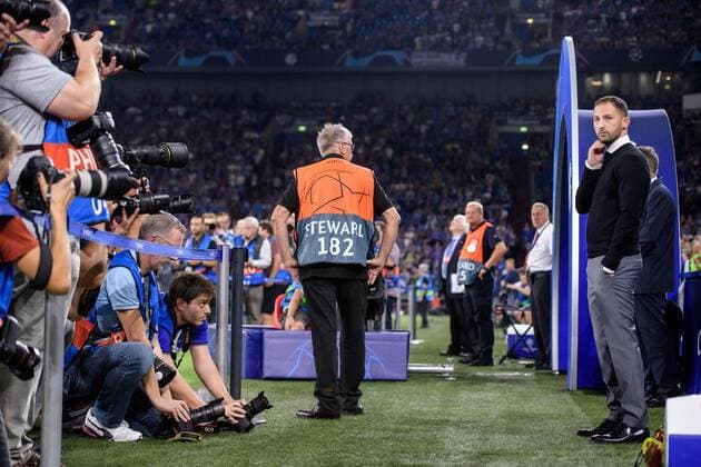Trainer Domenico Tedesco (FC Schalke 04) mit Fotografen beim Champions League Spiel zwischen dem FC Schalke 04 und dem FC Porto am 18.09.2018, FC Schalke 04 vs FC Porto, Champions League Gruppenphase, 18.09.2018 Gelsenkirchen Copyright: xSchuelerx xEibnerx-xPressefotox EP_EER