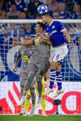 Suat Serdar (FC Schalke 04 8) im Kopfballduell gegen Hector Herrera (FC Porto 16) beim Champions League Spiel zwischen dem FC Schalke 04 und dem FC Porto am 18.09.2018, FC Schalke 04 vs FC Porto, Champions League Gruppenphase, 18.09.2018 Gelsenkirchen Copyright: xSchuelerx xEibnerx-xPressefotox EP_EER