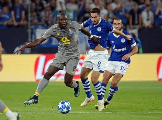 18.09.2018, xovx, Fussball UEFA Champions League, FC Schalke 04 - FC Porto emspor, v.l. Vincent Aboubakar (FC Porto), Suat Serdar (FC Schalke 04), Nabil Bentaleb (FC Schalke 04), Aktion . (DFL DFB REGULATIONS PROHIBIT ANY USE OF PHOTOGRAPHS as IMAGE SEQUENCES and or QUASI-VIDEO) Gelsenkirchen