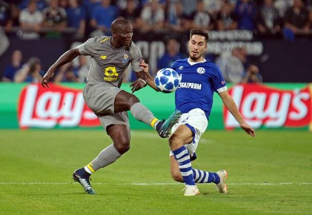 18.09.2018, xovx, Fussball UEFA Champions League, FC Schalke 04 - FC Porto emspor, v.l. Vincent Aboubakar (FC Porto), Suat Serdar (FC Schalke 04), Aktion . (DFL DFB REGULATIONS PROHIBIT ANY USE OF PHOTOGRAPHS as IMAGE SEQUENCES and or QUASI-VIDEO) Gelsenkirchen
