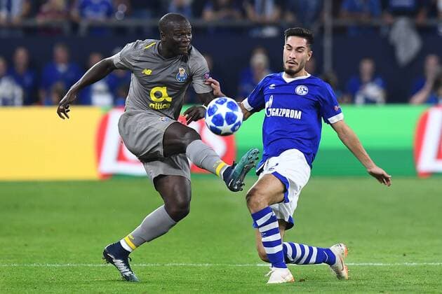 Fußball Champions League Gruppenphase 1. Spieltag FC Schalke 04 - FC Porto am 18.09.2018 in der Veltins Arena in Gelsenkirchen Yacine Brahimi ( Porto ), links - Suat Serdar ( Schalke ), rechts DFL Regulations prohibit any use of photographs as image sequences and or quasi video.