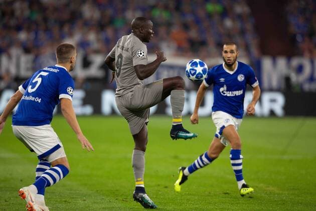 Gelsenkirchen, Germany 18.09.2018, UEFA Champions League - 2018 19 Season, Gruppenphase - Gruppe D - 1. Spieltag, FC Schalke 04 - FC Porto, Matija Nastasic (S04), Vincent Aboubakar (Porto), Nabil Bentaleb (S04) im Zweikampf. ( DeFodi512