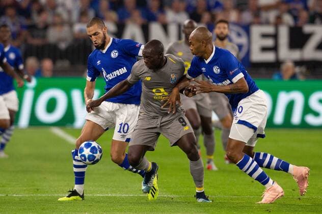 Gelsenkirchen, Germany 18.09.2018, UEFA Champions League - 2018 19 Season, Gruppenphase - Gruppe D - 1. Spieltag, FC Schalke 04 - FC Porto, Nabil Bentaleb (S04), Vincent Aboubakar (Porto), Naldo (S04) im Zweikampf. ( DeFodi512