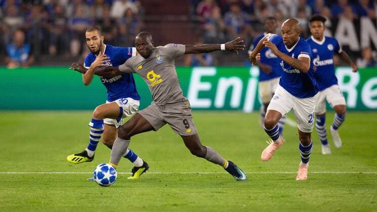 Gelsenkirchen, Germany 18.09.2018, UEFA Champions League - 2018 19 Season, Gruppenphase - Gruppe D - 1. Spieltag, FC Schalke 04 - FC Porto, Nabil Bentaleb (S04), Vincent Aboubakar (Porto), Naldo (S04) im Zweikampf. ( DeFodi512
