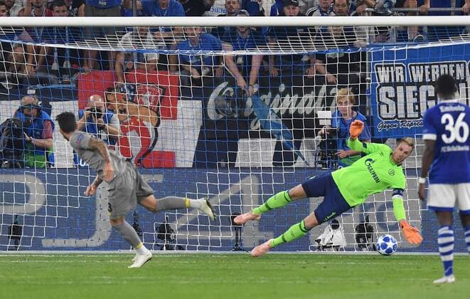 18.09.2018, Fussball, UEFA Champions League, Saison 2018 2019, Vorrunde, 1. Spieltag, FC Schalke 04 - FC Porto, Torwart Ralf Fährmann pariert den Elfmeter von Alex Telles (FC Porto)