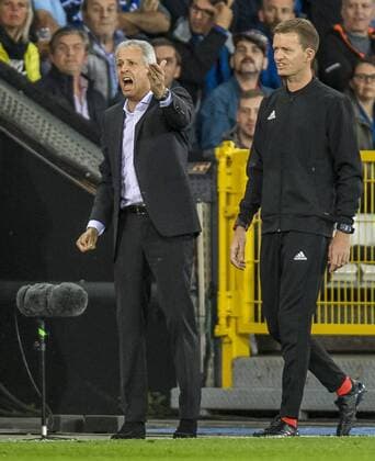 Fußball: Champions League, Saison 2018 2019, Gruppenphase, 1. Spieltag, Club Brügge - Borussia Dortmund am 18.09.2018 im Jan-Breydel-Stadion in Brügge (Belgien). Dortmunds Trainer Lucien Favre gibt Anweisungen. DFL REGULATIONS PROHIBIT ANY USE OF PHOTOGRAPHS AS IMAGE SEQUENCES AND OR QUASI-VIDEO. Copyright: xKirchner DavidxInderliedx