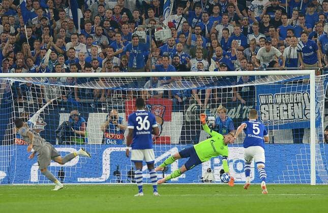 Gelsenkirchen, Germany 18.09.2018, UEFA Champions League - 2018 19 Season, Gruppenphase - Gruppe D - 1. Spieltag, FC Schalke 04 - FC Porto, Torwart Ralf Faehrmann (S04), rechts haelt den Elfmeter von Alex Telles (Porto), links ( DeFodi521