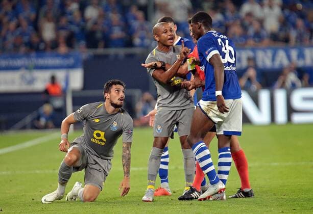 18.09.2018, xovx, Fussball UEFA Champions League, FC Schalke 04 - FC Porto emspor, v.l. Alex Telles (FC Porto), Yacine Brahimi (FC Porto), Schiedsrichter Gil Manzano (Spanien), Breel Embolo (FC Schalke 04), Aktion . (DFL DFB REGULATIONS PROHIBIT ANY USE OF PHOTOGRAPHS as IMAGE SEQUENCES and or QUASI-VIDEO) Gelsenkirchen