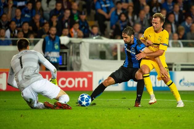 Bruegge, Belgien, 18.09.2018, UEFA Champions League - 2018 19 Season, Vorrunde, Gruppenphase - Gruppe A - 1. Spieltag, Club Bruegge - BV Borussia Dortmund, Torwart Karlo Letica (Bruegge), Benoit Poulain (Bruegge) und Mario Goetze (BVB) im zweikampf ( DeFodi001