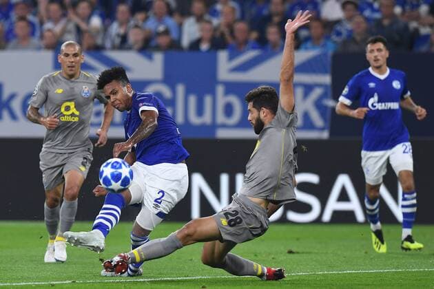 Fußball Champions League Gruppenphase 1. Spieltag FC Schalke 04 - FC Porto am 18.09.2018 in der Veltins Arena in Gelsenkirchen Weston McKennie ( Schalke ), links - Felipe ( Porto ), rechts DFL Regulations prohibit any use of photographs as image sequences and or quasi video.