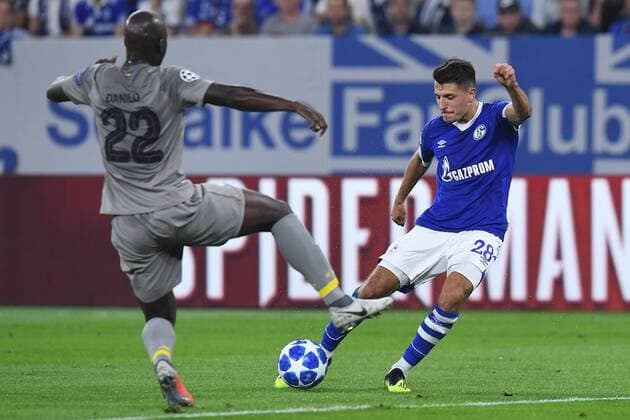 Fußball Champions League Gruppenphase 1. Spieltag FC Schalke 04 - FC Porto am 18.09.2018 in der Veltins Arena in Gelsenkirchen Danilo ( Porto ), links - Alessandro Schöpf ( Schalke ), rechts DFL Regulations prohibit any use of photographs as image sequences and or quasi video.