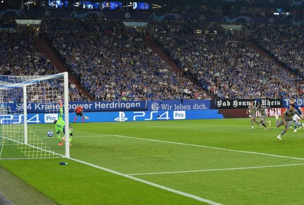 Fußball Champions League Gruppenphase 1. Spieltag FC Schalke 04 - FC Porto am 18.09.2018 in der Veltins Arena in Gelsenkirchen Alex Telles ( Porto ), rechts verschießt einen Elfmeter DFL Regulations prohibit any use of photographs as image sequences and or quasi video.