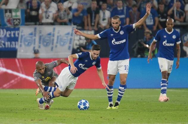 18.09.2018, xovx, Fussball UEFA Champions League, FC Schalke 04 - FC Porto emspor, v.l. Yacine Brahimi (FC Porto), Suat Serdar (FC Schalke 04), Nabil Bentaleb (FC Schalke 04), Aktion . (DFL DFB REGULATIONS PROHIBIT ANY USE OF PHOTOGRAPHS as IMAGE SEQUENCES and or QUASI-VIDEO) Gelsenkirchen
