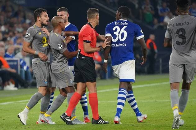 GER, FC Schalke 04 (GER) vs. FC Porto (POR) 18. 09.2018, Veltins Arena, Gelsenkirchen, Championsleque, Vorrunde, GER, FC Schalke 04 (GER) vs. FC Porto (POR), DFL regulations prohibit any use of photographs as image sequences and or quasi-video im Bild picture shows: rangelei Breel Embolo (FC Schalke 36), referee Schiedsrichter Jesus Gil Manzano (ESP) schlichtet Alex Telles (FC Porto 13), Daniel Caligiuri (FC Schalke 18), Yacine Brahimi (FC Porto 8),