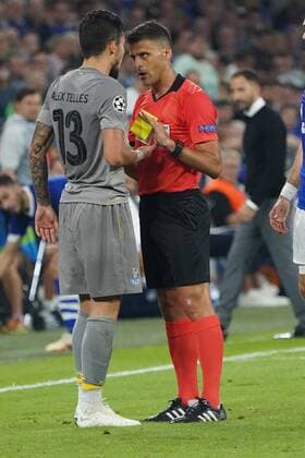 GER, FC Schalke 04 (GER) vs. FC Porto (POR) 18. 09.2018, Veltins Arena, Gelsenkirchen, Championsleque, Vorrunde, GER, FC Schalke 04 (GER) vs. FC Porto (POR), DFL regulations prohibit any use of photographs as image sequences and or quasi-video im Bild picture shows: referee Schiedsrichter Jesus Gil Manzano (ESP) fuerht ein ernstes Gespräch mit Alex Telles (FC Porto 13),
