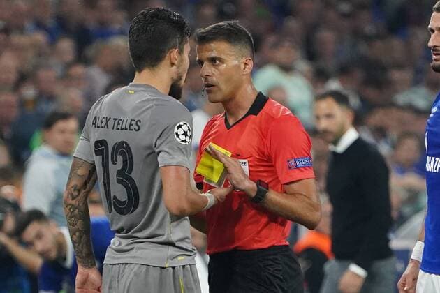 GER, FC Schalke 04 (GER) vs. FC Porto (POR) 18. 09.2018, Veltins Arena, Gelsenkirchen, Championsleque, Vorrunde, GER, FC Schalke 04 (GER) vs. FC Porto (POR), DFL regulations prohibit any use of photographs as image sequences and or quasi-video im Bild picture shows: referee Schiedsrichter Jesus Gil Manzano (ESP) fuerht ein ernstes Gespräch mit Alex Telles (FC Porto 13),