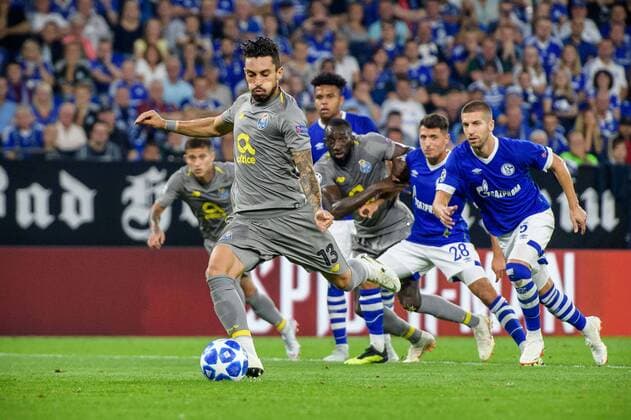 Alex Telles (FC Porto 13) beim Elfmeter beim Champions League Spiel zwischen dem FC Schalke 04 und dem FC Porto am 18.09.2018, FC Schalke 04 vs FC Porto, Champions League Gruppenphase, 18.09.2018 Gelsenkirchen Copyright: xSchuelerx xEibnerx-xPressefotox EP_EER
