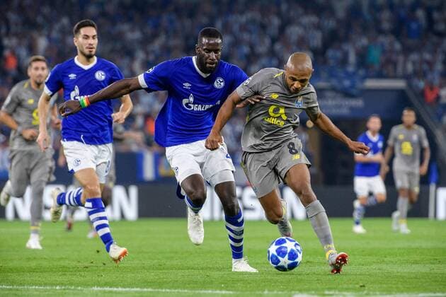 Yacine Brahimi (FC Porto 8) im Zweikampf gegen Salif Sane (FC Schalke 04 26) beim Champions League Spiel zwischen dem FC Schalke 04 und dem FC Porto am 18.09.2018, FC Schalke 04 vs FC Porto, Champions League Gruppenphase, 18.09.2018 Gelsenkirchen Copyright: xSchuelerx xEibnerx-xPressefotox EP_EER