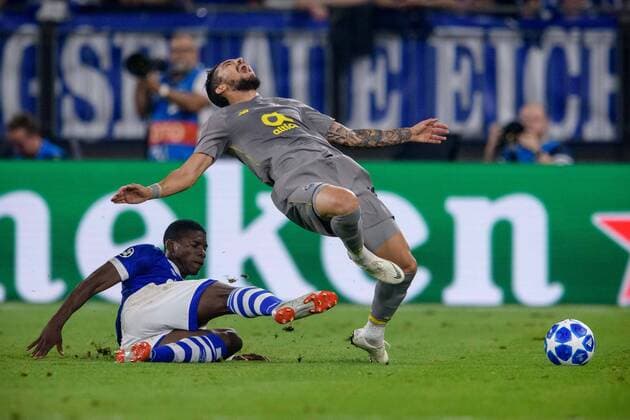 Breel Embolo (FC Schalke 04 36) im Zweikampf gegen Alex Telles (FC Porto 13) beim Champions League Spiel zwischen dem FC Schalke 04 und dem FC Porto am 18.09.2018, FC Schalke 04 vs FC Porto, Champions League Gruppenphase, 18.09.2018 Gelsenkirchen Copyright: xSchuelerx xEibnerx-xPressefotox EP_EER