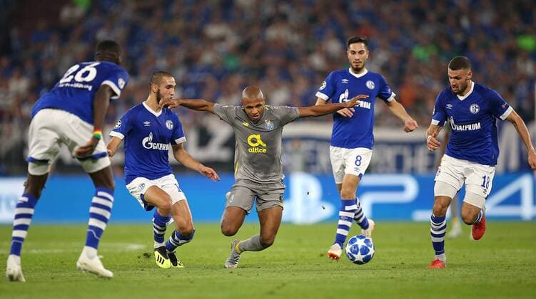 18.09.2018, Fussball UEFA Champions League 2018 2019, Gruppenphase, 1.Spieltag, FC Schalke 04 - FC Porto, in der VELTINS-Arena Gelsenkirchen. (L-R) Salif Sane (Schalke), Nabil Bentaleb (Schalke) im Zweikampf mit Yacine Brahimi (FC Porto), Suat Serdar (Schalke), Daniel Caligiuri (Schalke)