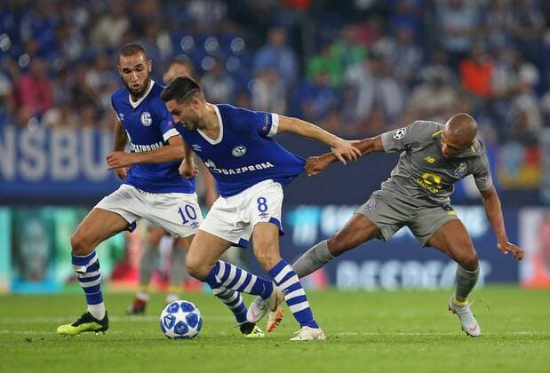 18.09.2018, Fussball UEFA Champions League 2018 2019, Gruppenphase, 1.Spieltag, FC Schalke 04 - FC Porto, in der VELTINS-Arena Gelsenkirchen. (L-R) Nabil Bentaleb (Schalke), Suat Serdar (Schalke) im Zweikampf mit Yacine Brahimi (FC Porto)