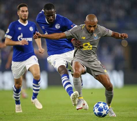 18.09.2018, Fussball UEFA Champions League 2018 2019, Gruppenphase, 1.Spieltag, FC Schalke 04 - FC Porto, in der VELTINS-Arena Gelsenkirchen. (L-R) Suat Serdar (Schalke), Salif Sane (Schalke) im Zweikampf mit Yacine Brahimi (FC Porto)