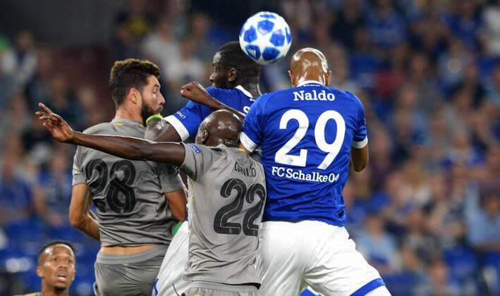 Sport Bilder des Tages Fussball, UEFA Champions League, Herren, Saison 2018 2019, Gruppe D, 1. Spieltag, VELTINS Arena Gelsenkirchen: FC Schalke 04, S04 (blau) - FC Porto (grau); Naldo (S04), Salif Sane (S04), Danilo (FCP), Felipe (FCP). Aktion UEFA REGULATIONS PROHIBIT ANY USE OF PHOTOGRAPHS AS IMAGE SEQUENCES AND OR QUASI-VIDEO.