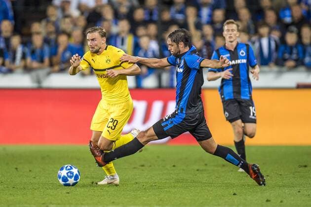 Fußball: Champions League, Saison 2018 2019, Gruppenphase, 1. Spieltag, Club Brügge - Borussia Dortmund am 18.09.2018 im Jan-Breydel-Stadion in Brügge (Belgien). Dortmunds Marcel Schmelzer (l.) und Brügges Benoit Poulain kämpfen um den Ball. DFL REGULATIONS PROHIBIT ANY USE OF PHOTOGRAPHS AS IMAGE SEQUENCES AND OR QUASI-VIDEO. Copyright: xKirchner DavidxInderliedx