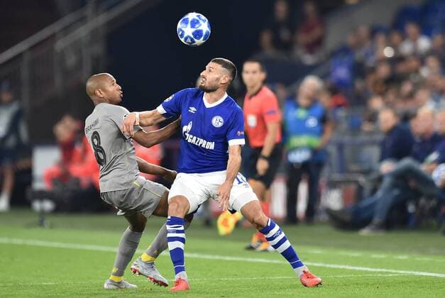 Fußball Champions League Gruppenphase 1. Spieltag FC Schalke 04 - FC Porto am 18.09.2018 in der Veltins Arena in Gelsenkirchen Yacine Brahimi ( Porto ), links - Daniel Caligiuri ( Schalke ), rechts DFL Regulations prohibit any use of photographs as image sequences and or quasi video.