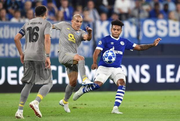 Fußball Champions League Gruppenphase 1. Spieltag FC Schalke 04 - FC Porto am 18.09.2018 in der Veltins Arena in Gelsenkirchen Hector Herrera ( Porto ), links - Maxi Pereira ( Porto ), mitte - Weston McKennie ( Schalke ), rechts DFL Regulations prohibit any use of photographs as image sequences and or quasi video.