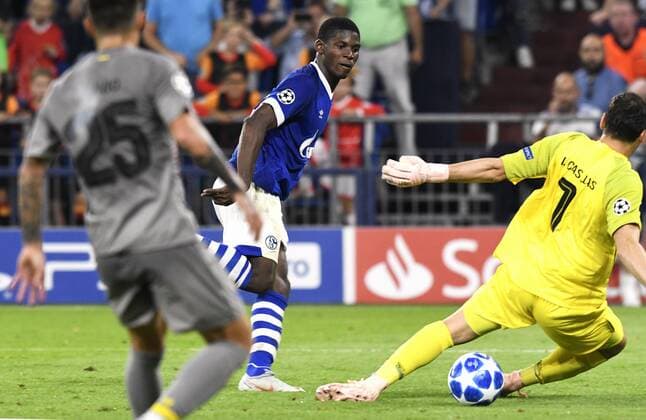 Sport Bilder des Tages Fussball, UEFA Champions League, Herren, Saison 2018 2019, Gruppe D, 1. Spieltag, VELTINS Arena Gelsenkirchen: FC Schalke 04, S04 (blau) - FC Porto (grau); Breel Embolo (S04) erzielt das 1:0 gegen Iker Casillas (FCP). Aktion UEFA REGULATIONS PROHIBIT ANY USE OF PHOTOGRAPHS AS IMAGE SEQUENCES AND OR QUASI-VIDEO.