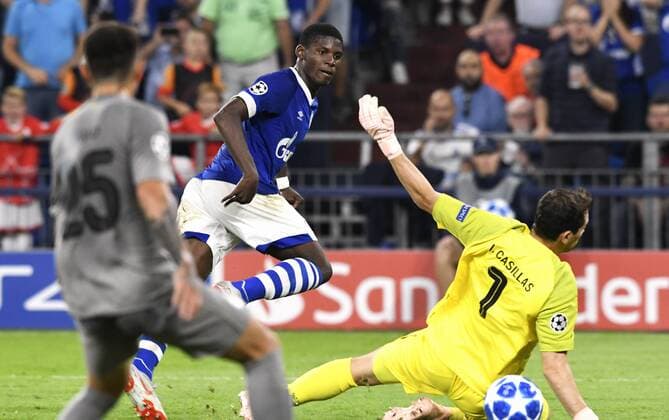 Fussball, UEFA Champions League, Herren, Saison 2018 2019, Gruppe D, 1. Spieltag, VELTINS Arena Gelsenkirchen: FC Schalke 04, S04 (blau) - FC Porto (grau); Breel Embolo (S04) erzielt das 1:0 gegen Iker Casillas (FCP). Aktion UEFA REGULATIONS PROHIBIT ANY USE OF PHOTOGRAPHS AS IMAGE SEQUENCES AND OR QUASI-VIDEO.