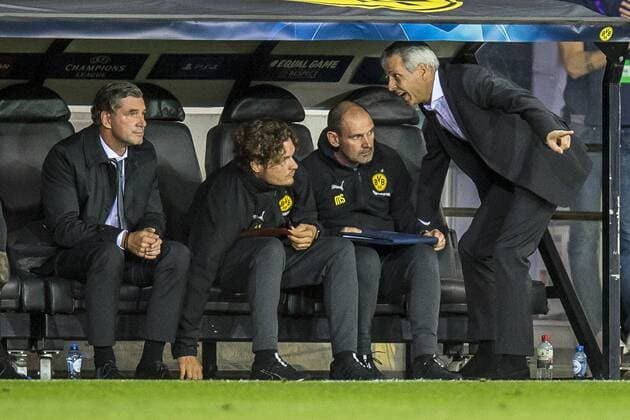 Fußball: Champions League, Saison 2018 2019, Gruppenphase, 1. Spieltag, Club Brügge - Borussia Dortmund am 18.09.2018 im Jan-Breydel-Stadion in Brügge (Belgien). Dortmunds Trainer Lucien Favre spricht mit seinen Co-Trainern. DFL REGULATIONS PROHIBIT ANY USE OF PHOTOGRAPHS AS IMAGE SEQUENCES AND OR QUASI-VIDEO. Copyright: xKirchner DavidxInderliedx