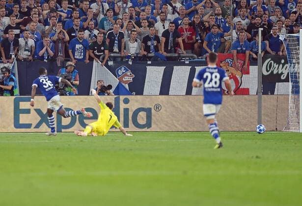 18.09.2018, xovx, Fussball UEFA Champions League, FC Schalke 04 - FC Porto emspor, v.l. Breel Embolo (FC Schalke 04) mit dem Tor zum 1:0, Iker Casillas (FC Porto), Alessandrod Schoepf (FC Schalke 04), Aktion . (DFL DFB REGULATIONS PROHIBIT ANY USE OF PHOTOGRAPHS as IMAGE SEQUENCES and or QUASI-VIDEO) Gelsenkirchen