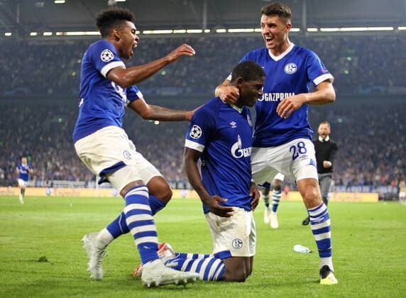 18.09.2018, Fussball UEFA Champions League 2018 2019, Gruppenphase, 1.Spieltag, FC Schalke 04 - FC Porto, in der VELTINS-Arena Gelsenkirchen. Jubel Schalke 04 zum Tor zum 1:0, v.l. Weston McKennie (Schalke), Torschütze Breel Embolo (Schalke) und Alessandro Schöpf (Schalke)