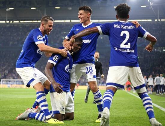 18.09.2018, Fussball UEFA Champions League 2018 2019, Gruppenphase, 1.Spieltag, FC Schalke 04 - FC Porto, in der VELTINS-Arena Gelsenkirchen. Jubel Schalke 04 zum Tor zum 1:0, (L-R) Mark Uth (Schalke), Torschütze Breel Embolo (Schalke), Alessandro Schöpf (Schalke) und Weston McKennie (Schalke)