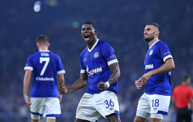 Sport Themen der Woche KW38 Sport Bilder des Tages 18.09.2018, Fussball UEFA Champions League 2018 2019, Gruppenphase, 1.Spieltag, FC Schalke 04 - FC Porto, in der VELTINS-Arena Gelsenkirchen. Jubel Torschütze Breel Embolo (mi., Schalke) zum Tor zum 1:0