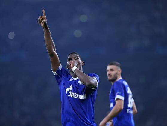 18.09.2018, Fussball UEFA Champions League 2018 2019, Gruppenphase, 1.Spieltag, FC Schalke 04 - FC Porto, in der VELTINS-Arena Gelsenkirchen. Jubel Torschütze Breel Embolo (mi., Schalke) zum Tor zum 1:0
