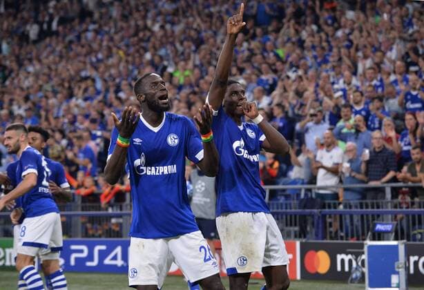Fußball Champions League Gruppenphase 1. Spieltag FC Schalke 04 - FC Porto am 18.09.2018 in der Veltins Arena in Gelsenkirchen Salif Sane ( Schalke ), links - Breel Embolo ( Schalke ), rechts DFL Regulations prohibit any use of photographs as image sequences and or quasi video.