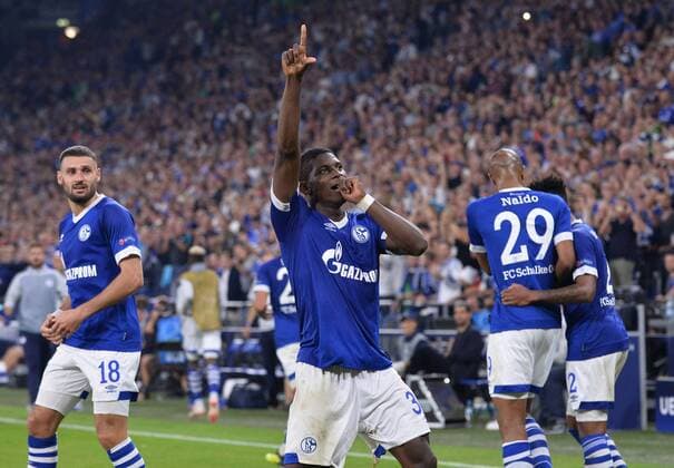 Fußball Champions League Gruppenphase 1. Spieltag FC Schalke 04 - FC Porto am 18.09.2018 in der Veltins Arena in Gelsenkirchen Torjubel zum 1:0 durch Breel Embolo ( Schalke ) DFL Regulations prohibit any use of photographs as image sequences and or quasi video.