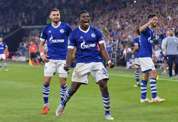 Fußball Champions League Gruppenphase 1. Spieltag FC Schalke 04 - FC Porto am 18.09.2018 in der Veltins Arena in Gelsenkirchen Torjubel zum 1:0 durch Breel Embolo ( Schalke ), vorne DFL Regulations prohibit any use of photographs as image sequences and or quasi video.