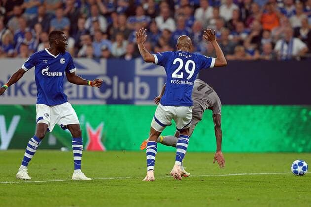18.09.2018, xovx, Fussball UEFA Champions League, FC Schalke 04 - FC Porto emspor, v.l. Salif Sane (FC Schalke 04), Naldo (FC Schalke 04), Moussa Marega (FC Porto), Szene zum Elfmeter, Aktion . (DFL DFB REGULATIONS PROHIBIT ANY USE OF PHOTOGRAPHS as IMAGE SEQUENCES and or QUASI-VIDEO) Gelsenkirchen