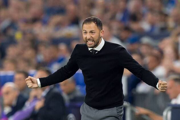 Gelsenkirchen, Germany 18.09.2018, UEFA Champions League - 2018 19 Season, Gruppenphase - Gruppe D - 1. Spieltag, FC Schalke 04 - FC Porto, Trainer Domenico Tedesco (S04) gestikuliert, gestik ( DeFodi053