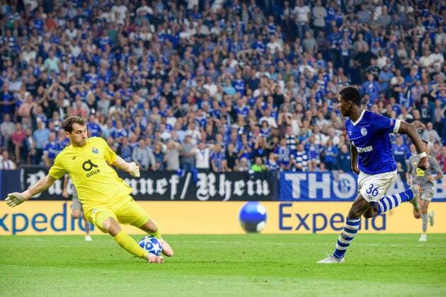 Breel Embolo (FC Schalke 04 36) mit dem Fuehrungs Tor zum 1:0 gegen Torwart Iker Casillas (FC Porto 1) beim Champions League Spiel zwischen dem FC Schalke 04 und dem FC Porto am 18.09.2018, FC Schalke 04 vs FC Porto, Champions League Gruppenphase, 18.09.2018 Gelsenkirchen Copyright: xSchuelerx xEibnerx-xPressefotox EP_EER