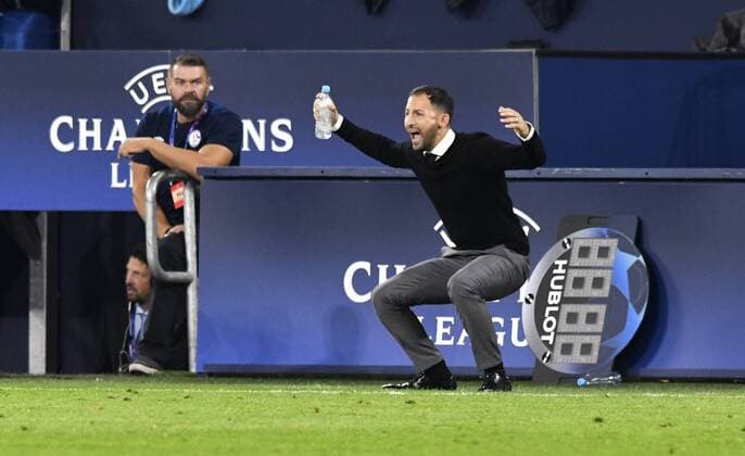Fussball, UEFA Champions League, Herren, Saison 2018 2019, Gruppe D, 1. Spieltag, VELTINS Arena Gelsenkirchen: FC Schalke 04, S04 (blau) - FC Porto (grau); Cheftrainer Domenico Tedesco (S04). Aktion, Einzelbild. UEFA REGULATIONS PROHIBIT ANY USE OF PHOTOGRAPHS AS IMAGE SEQUENCES AND OR QUASI-VIDEO.