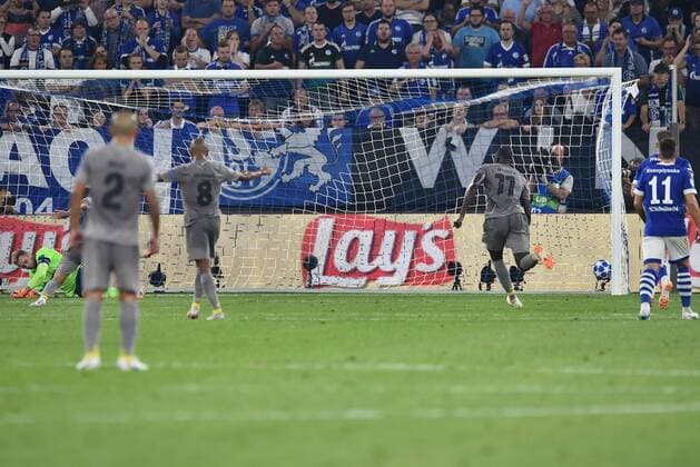 Fußball Champions League Gruppenphase 1. Spieltag FC Schalke 04 - FC Porto am 18.09.2018 in der Veltins Arena in Gelsenkirchen Otavio ( Porto ) trifft zum 1:1 DFL Regulations prohibit any use of photographs as image sequences and or quasi video.