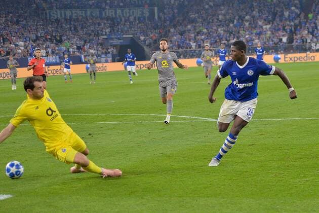 GER, CL, FC Schalke 04 vs FC Porto 18.09.2018, Veltins-Arena, Gelsenkirchen, GER, CL, FC Schalke 04 vs FC Porto, DFL regulations prohibit any use of photographs as image sequences and or quasi-video im Bild Breel Embolo ( 36, FC Schalke 04) macht das Tor zum 1:0