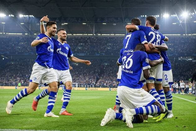 Schalker Torjubel zum 1:0 durch Breel Embolo (FC Schalke 04 36 - verdeckt) mit links Suat Serdar (FC Schalke 04 8) und Daniel Caligiuri (FC Schalke 04 18) beim Champions League Spiel zwischen dem FC Schalke 04 und dem FC Porto am 18.09.2018, FC Schalke 04 vs FC Porto, Champions League Gruppenphase, 18.09.2018 Gelsenkirchen Copyright: xSchuelerx xEibnerx-xPressefotox EP_EER