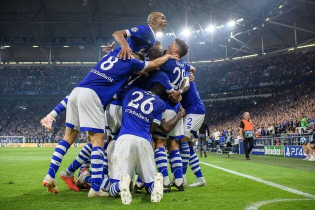 SChalker Torjubel um nach dem Tor zum 1:0 durch Breel Embolo (FC Schalke 04 36 - verdeckt) mit Naldo (FC Schalke 04 29) beim Champions League Spiel zwischen dem FC Schalke 04 und dem FC Porto am 18.09.2018, FC Schalke 04 vs FC Porto, Champions League Gruppenphase, 18.09.2018 Gelsenkirchen Copyright: xSchuelerx xEibnerx-xPressefotox EP_EER
